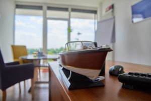 Miniaturboot auf einem Schreibtisch