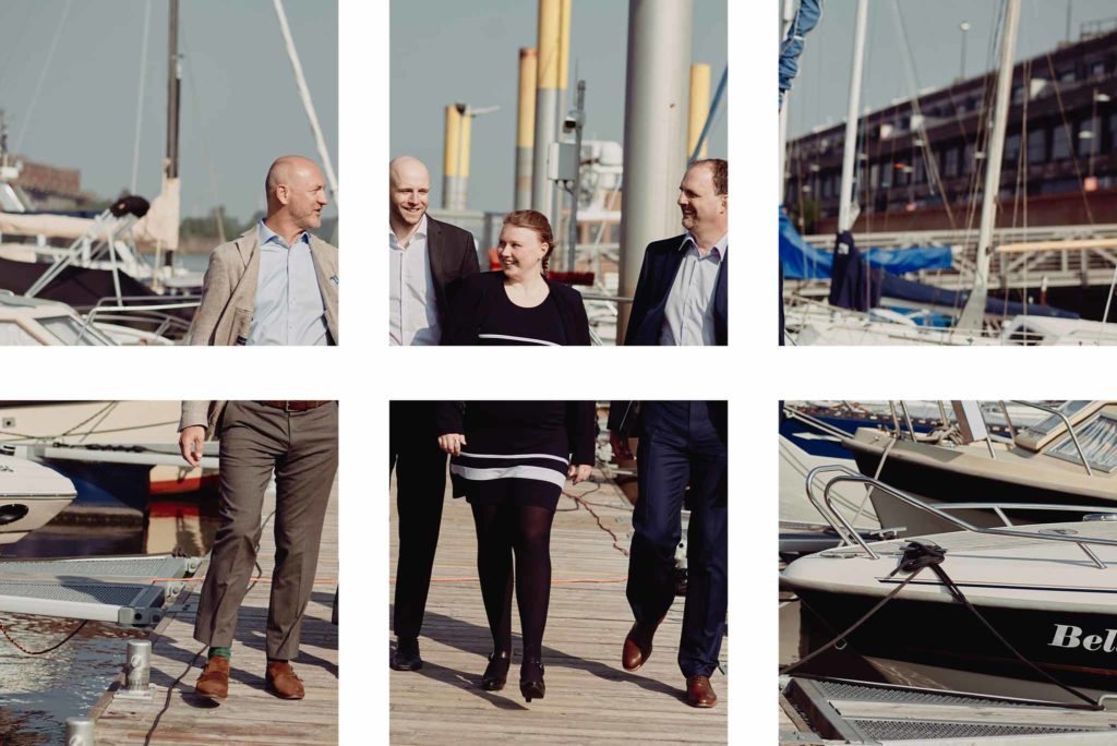 6 Kacheln die ein Foto trennen, auf welchem eine Gruppe von Menschen über einen Bootsanleger geht