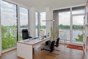 Büro mit Schreibtisch und Blick auf die Weser